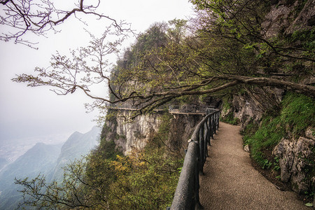 湖南凤凰从悬崖空步道看天门山背景