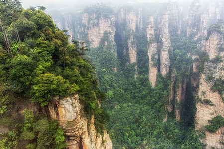 张家界南天一柱山顶高方尖像深谷的岩石一样在地表景色背景