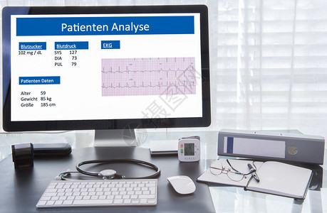 ArztarbeitsplatzmitPatientenanalysisaufdemComputerbild图片