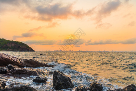 在岩石海岸的日出图片