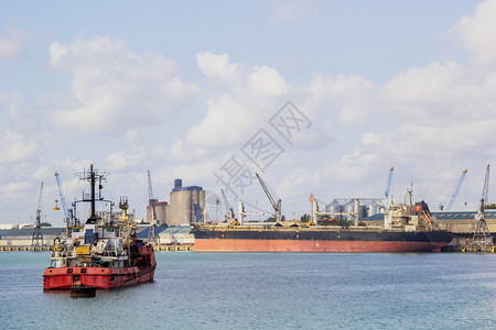 旧货船在坦桑尼亚斯通镇港图片