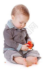 小婴儿抱着橙花图片
