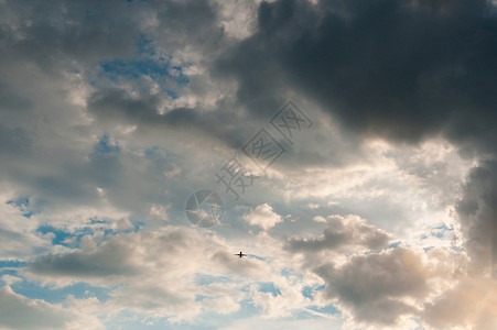 一架飞机在蓝天白云中飞翔图片