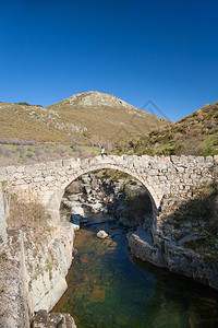 西班牙阿维拉格雷多斯山纳瓦塞佩达德托尔梅斯波佐帕雷德斯巴贝利多河古罗马石桥上图片
