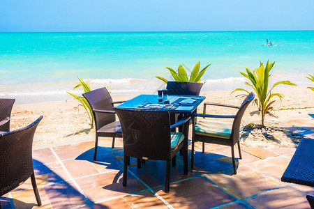 热带海滩和海边的空桌椅提升色彩处理能力图片