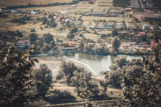 从城镇或村庄的顶部可以看到夏季喀尔巴阡山脉顶部的大坝图片
