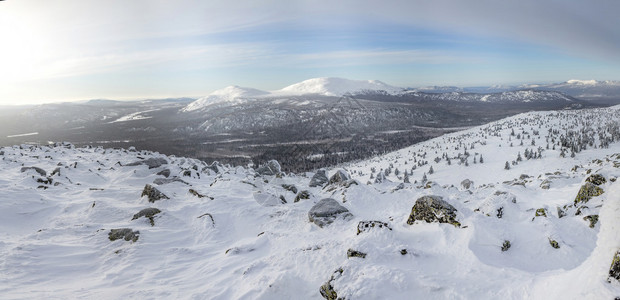 俄罗斯南乌拉尔山脉的雪地覆盖着岩石图片素材