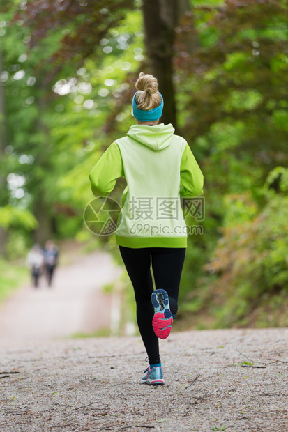 运动型年轻女赛跑者在森林里奔跑的女人在大自然中户外锻炼期间的女跑步者户外健身模型健图片