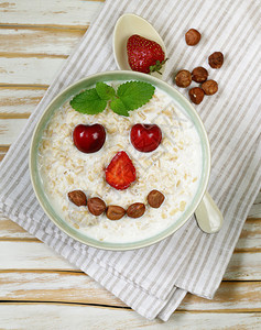 燕麦粥加牛奶和浆果健康图片