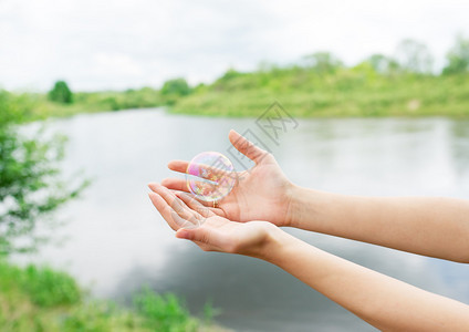 照片是针对一个俯视湖面的美丽风景拍摄的图片