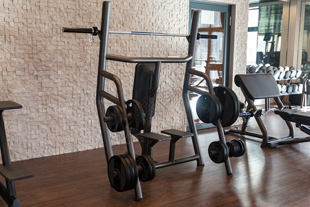 现代健身房健身中心设备和机图片