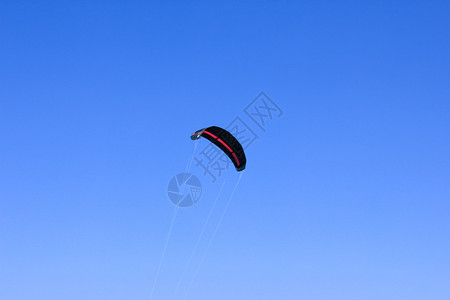 在蓝天背景的滑翔伞蓝色海水图片