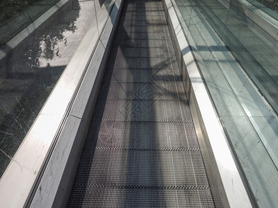 通往地铁站或超市的自动扶梯楼背景图片
