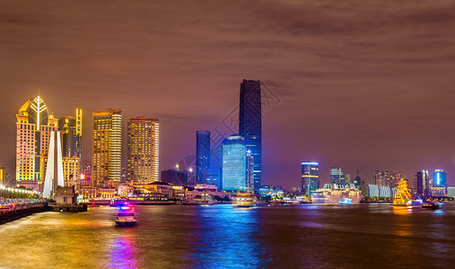 黄浦江上的海天际线图片