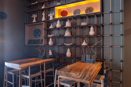 优雅的木桌和餐厅的椅子墙上有趣的器具创造了室图片