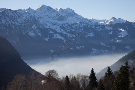 瑞士因特拉肯附近起雾图片