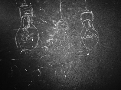 黑板上用粉笔画电灯泡背景图片
