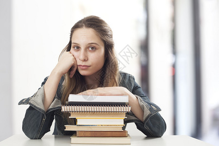 有书的乏味学生女孩图片