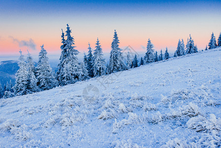 阳光照耀着冬天的风景戏剧回旋场景喀尔巴阡山图片