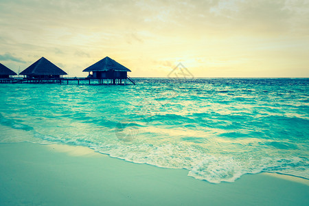 美景丽的热带海滩和海边日落时在麦德威岛图片