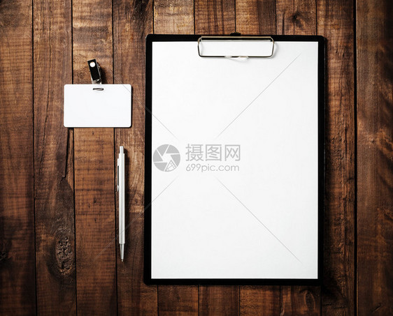 空白品牌模型空白信笺徽章和钢笔老式木桌背景上的空白ID模板设计组合的品牌图片