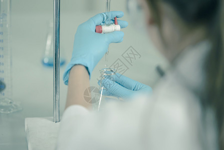 作为科学家的女人正在实验室里展示乳液技术的试验图片