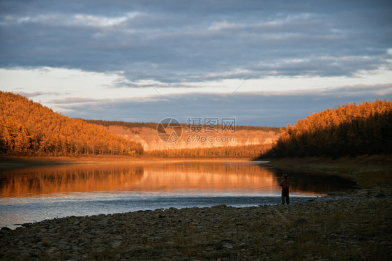 秋天在西伯利亚泰加河莫伊罗Moiero上晚间捕鱼图片