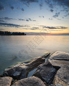 日出时海边的石头夏天美丽的自然海景图片