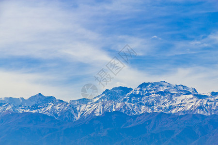 安第斯山的雪山从圣图片