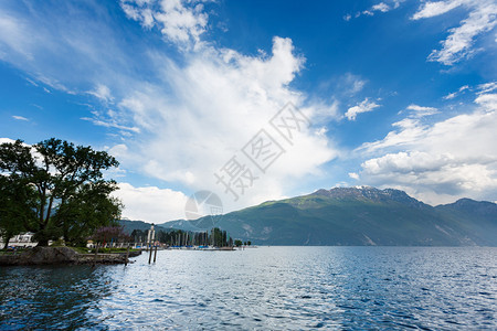 加尔达湖的风景与多洛米特山图片