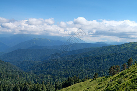 与山林和云彩的晚上风景图片