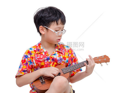 年轻亚洲男孩在白人背景下玩小图片
