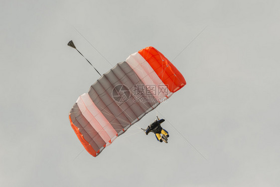 跳伞者漂浮在方形降落伞上图片