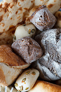 不同的小圆面包和面包面包卷和面包新鲜烹制的烘焙产品当地咖啡图片