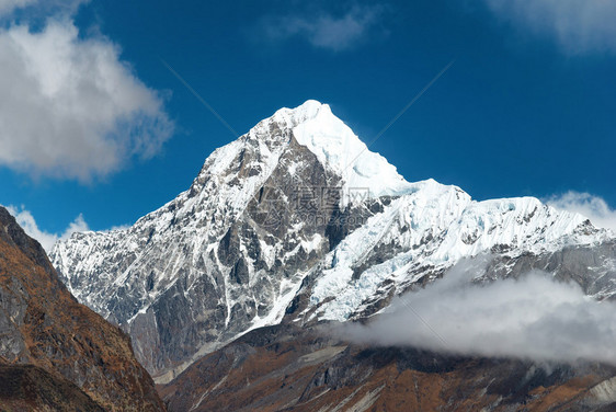 高山峰被雪覆盖着印图片