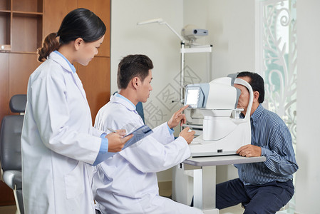 检查患者视力的眼科医生图片