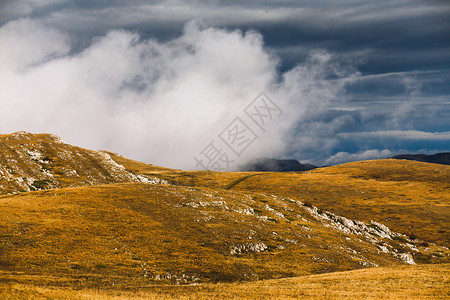 ChatyrDag山的秋季雾景图片