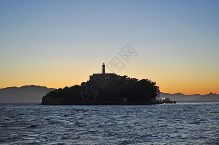 2010年6月7日旧金山湾日落时的恶魔岛该岛在1963年之前由联邦监狱开发图片