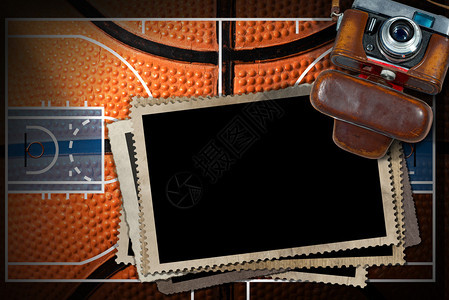 一个篮球法庭说明的旧照相机和空照片框图片
