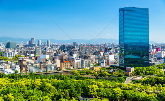 日本大阪市的天际线从城堡看图片