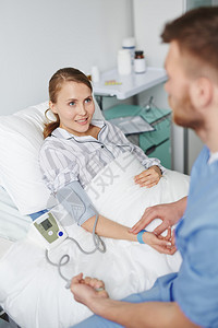 检查患者脉搏和血压的医生图片
