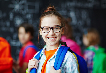 眼镜里的快乐女学背景图片