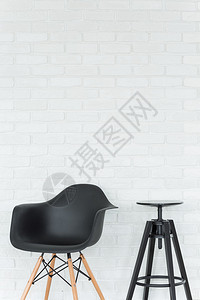 黑色椅子和小桌子白图片