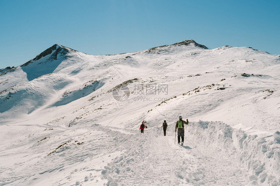 在雪地里徒步旅行的人图片