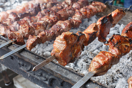 烤肉串在金属串上烹饪烧烤时的肉烧烤新鲜牛肉剁切片传统的东方菜肴图片