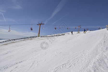 冬季运动清蓝天空滑雪斜坡和图片