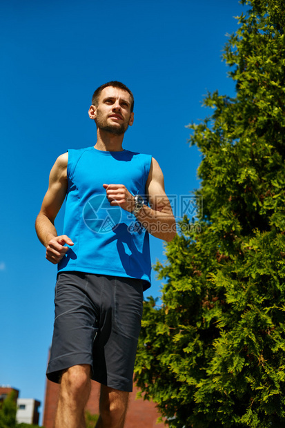 男子跑步运动员在清晨在城市慢跑男子健身日落慢跑锻炼健康概念人面图片