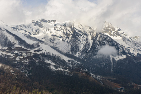 高加索山脉的白雪皑的山峰俄罗斯索契图片