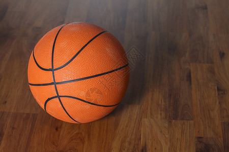 在木地板的篮球背景图片