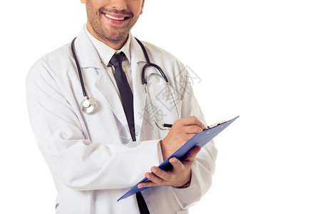 以白色背景孤立的身着白外套手持文件夹和作笔记时微笑的英俊医图片